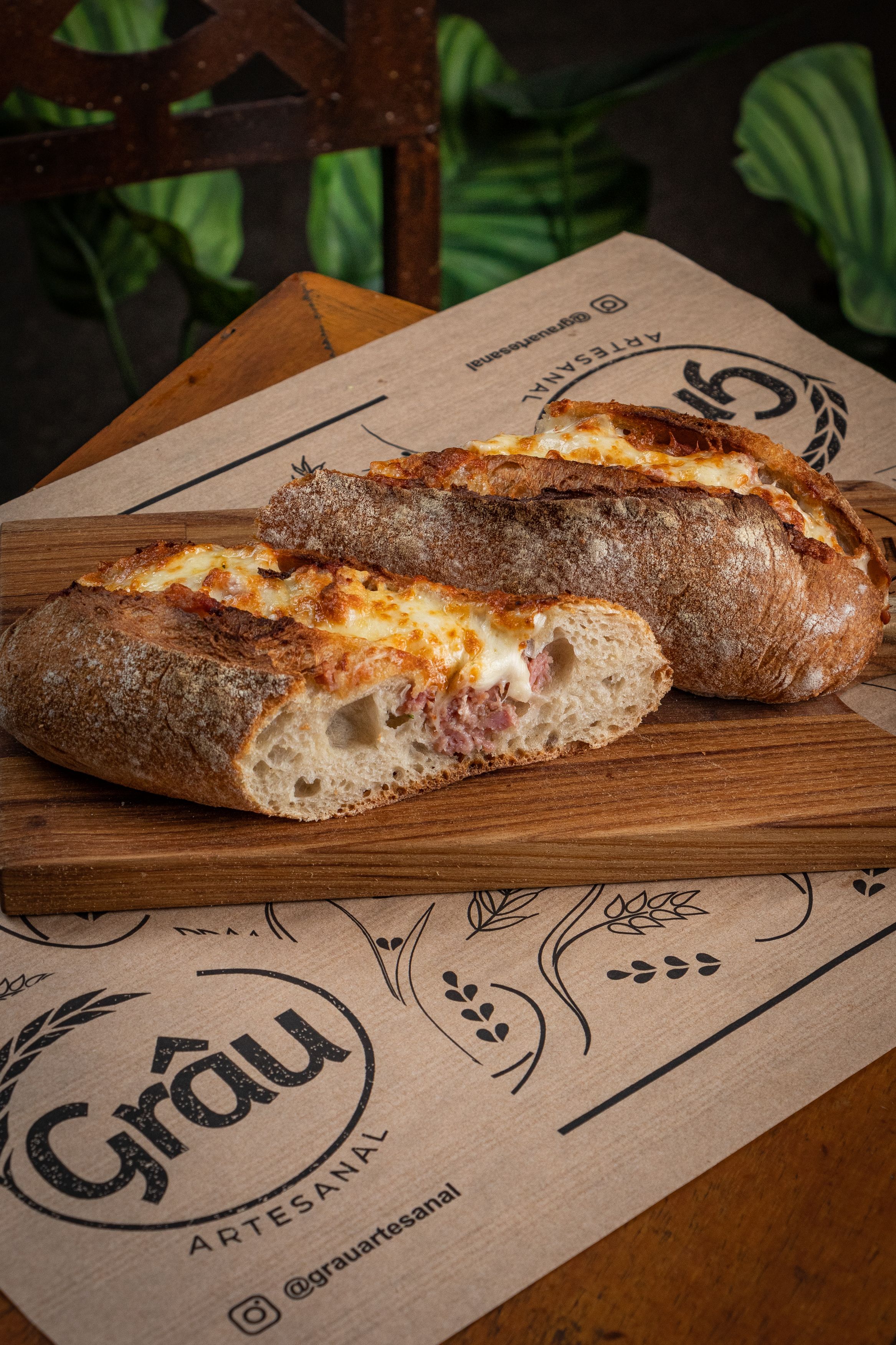 Tijuca Grâu: Baguete de Fermentação Longa & Ragu de Linguiça Artesanal