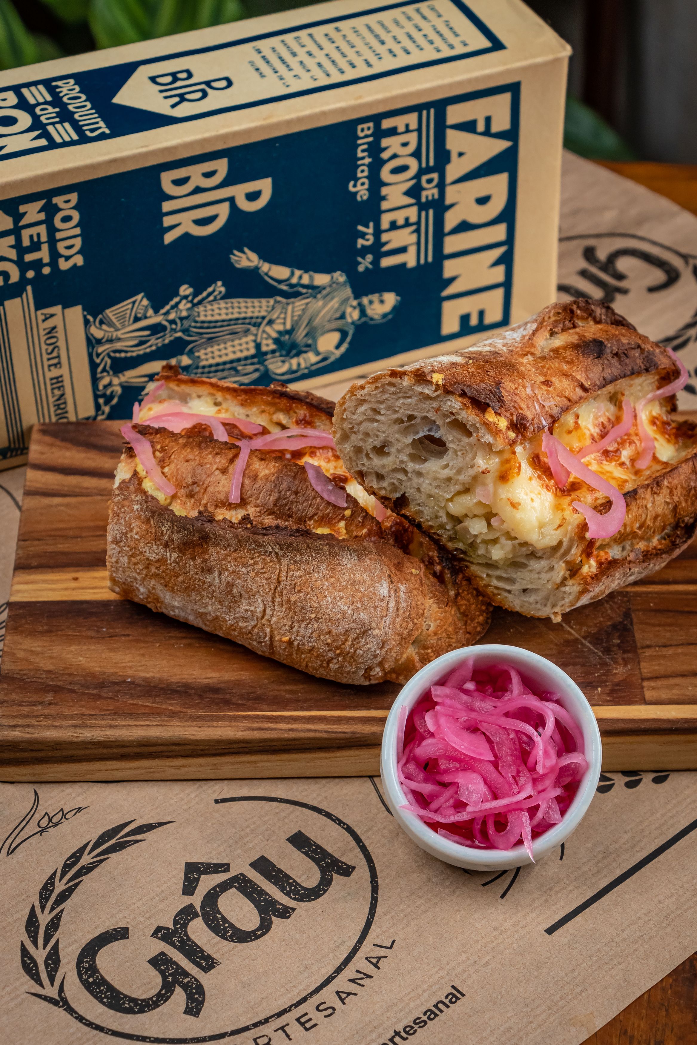 Barra da Tijuca Grâu: Baguete de Fermentação Longa, Azeitonas Curadas & Picles de Cebola