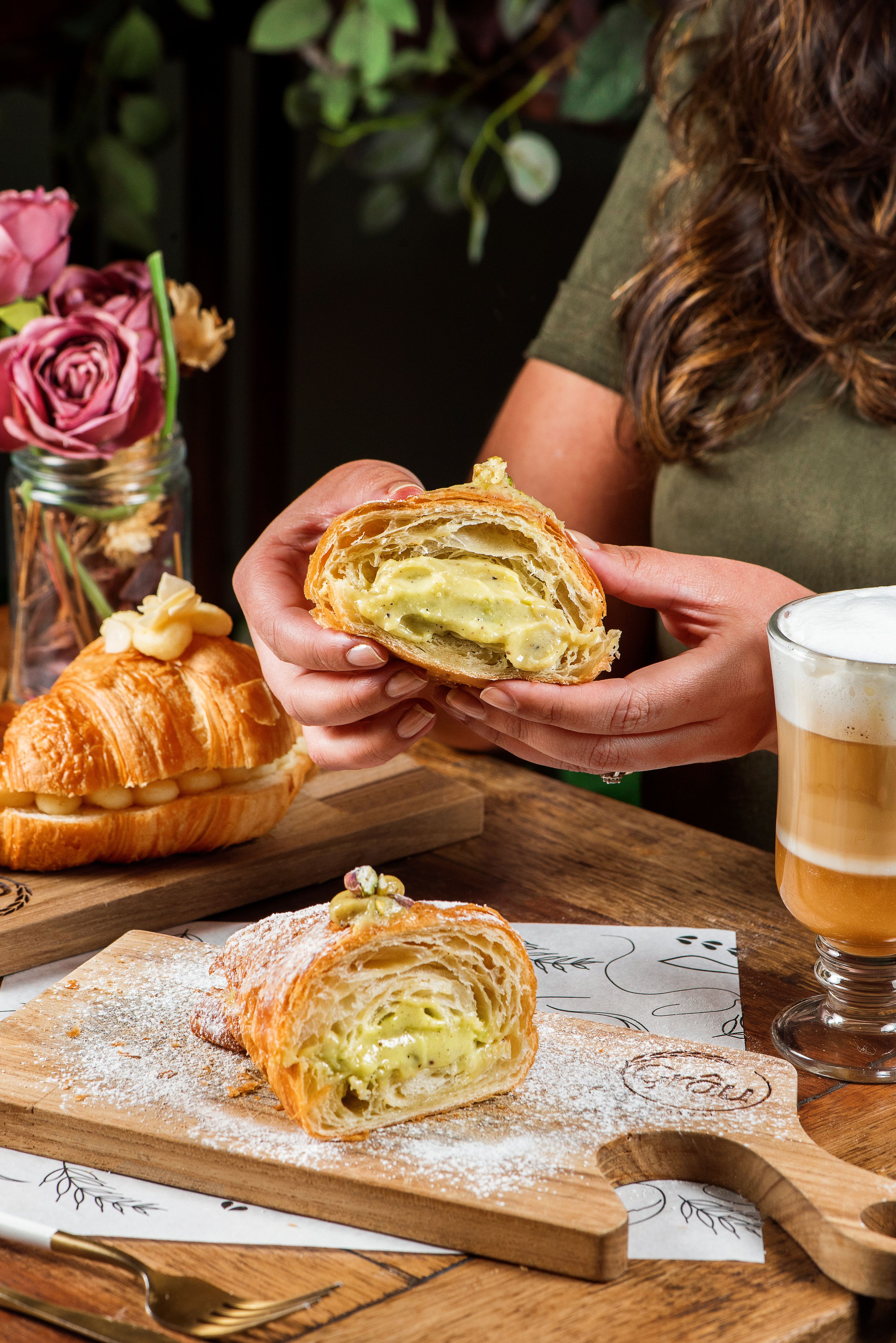 Croissant Doce Grâu: Folhagem Técnica & Recheios de Origem